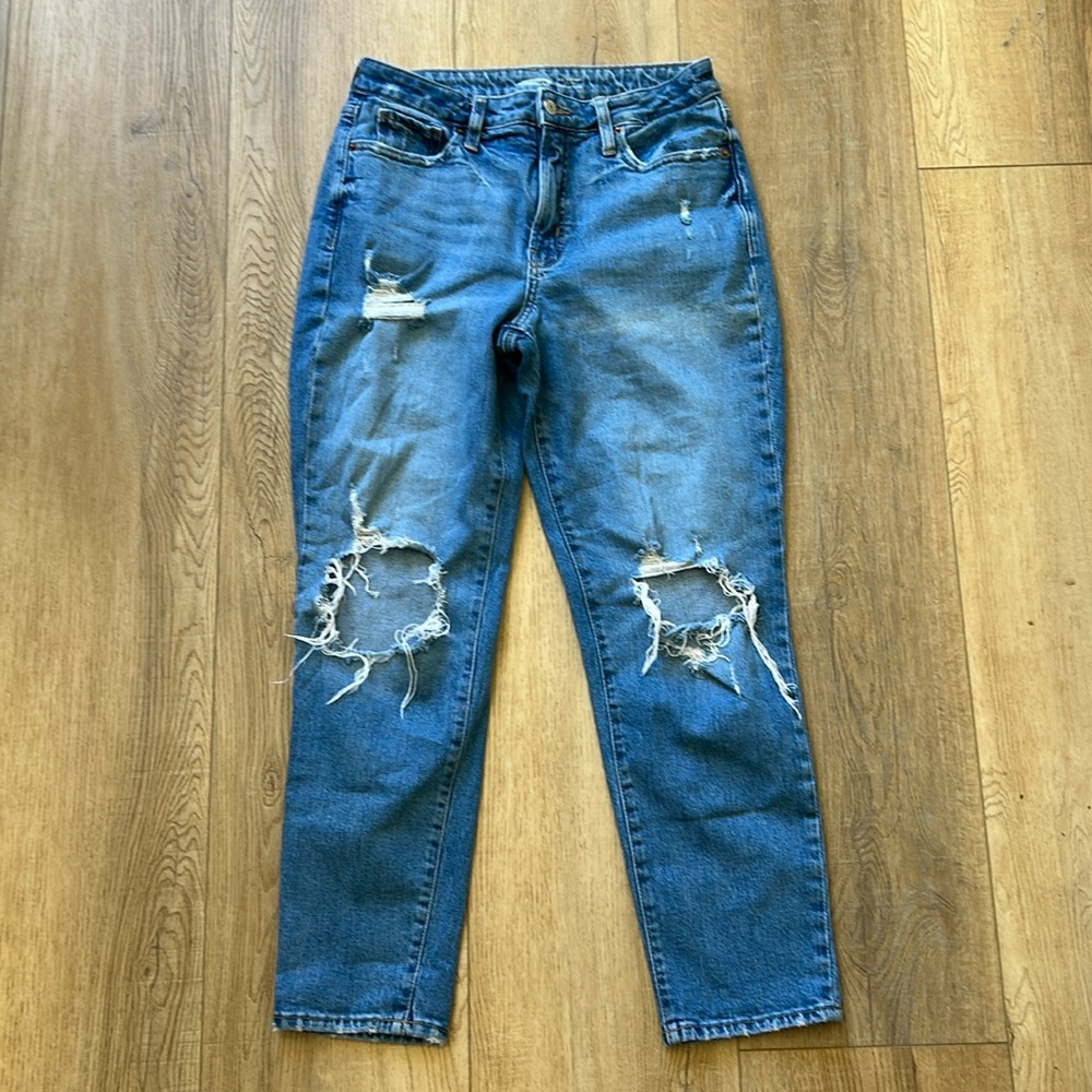 Old Navy Women’s denim. Size 6. Medium wash. OG straight high-rise. W/ tears